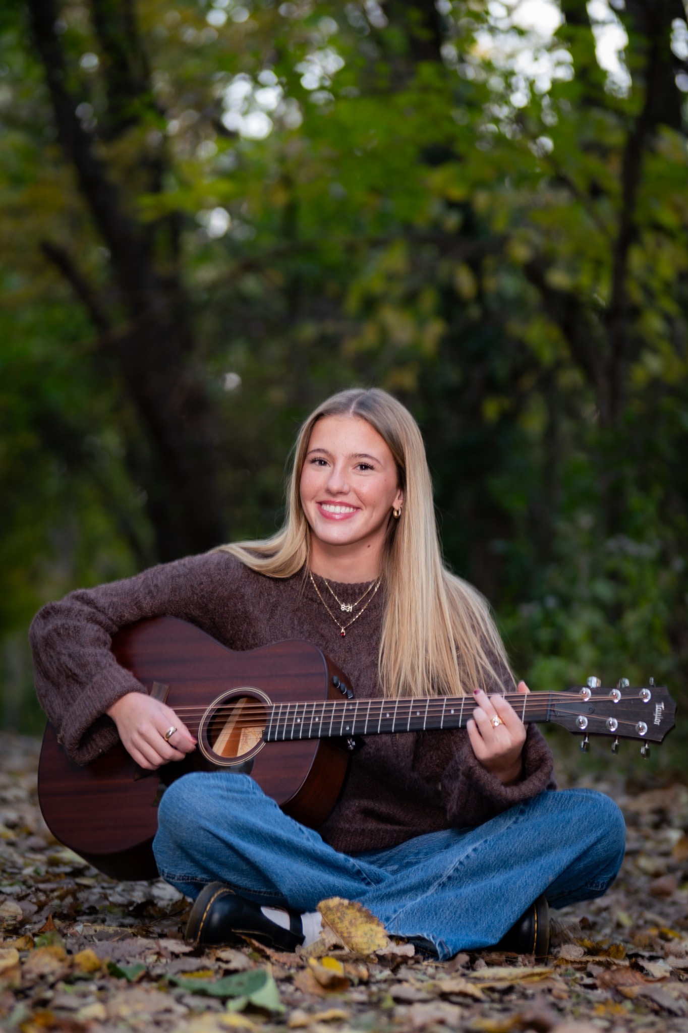 women sitting in chair business picture